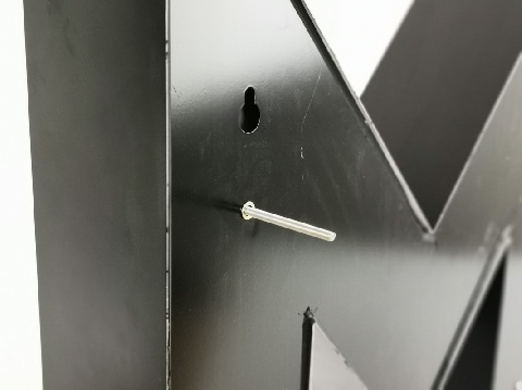 perni di montaggio e asola per gancio